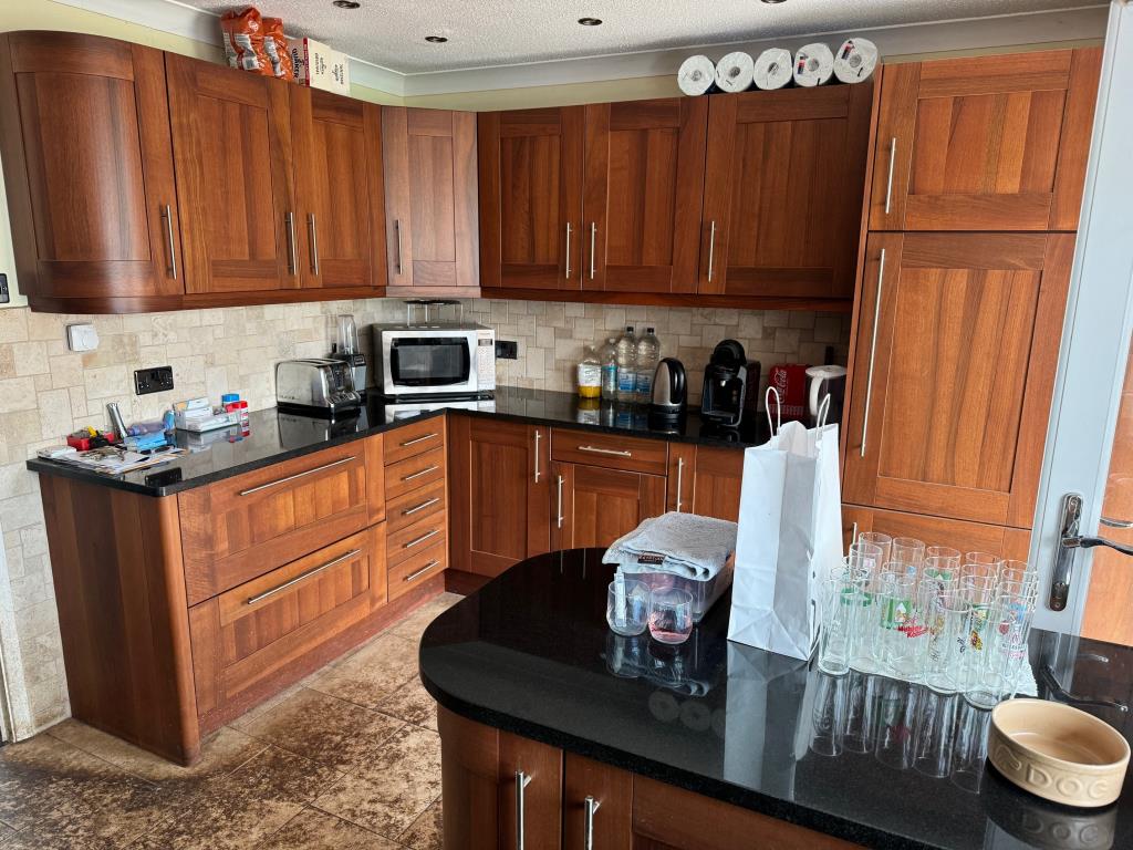 Lot: 59 - DETACHED BUNGALOW FOR IMPROVEMENT WITH POTENTIAL TO EXTEND - Kitchen 1